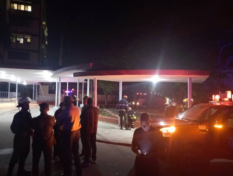 Autoridades y bomberos responden a un incendio en el hospital Manuel Fajardo de La Habana. Foto: Tomada del perfil de Facebook del periodista Lázaro Manuel Alonso.