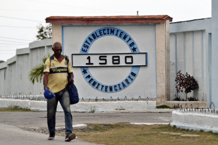 El gobierno cubano inició en abril la liberación de prisioneros tras anunciar el indulto de 2010 reclusos. Esta es la segunda excarcelación en menos de un mes y ocurre en medio de una creciente presión por parte de Estados Unidos. Foto: EFE/ Ernesto Mastrascusa.