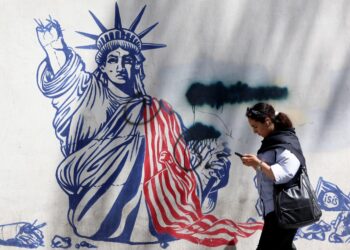 Una mujer camina por Teherán. Foto: ABEDIN TAHERKENAREH/EFE/EPA.