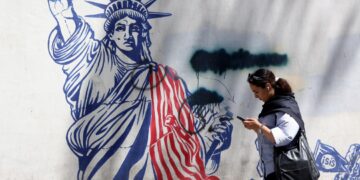 Una mujer camina por Teherán. Foto: ABEDIN TAHERKENAREH/EFE/EPA.