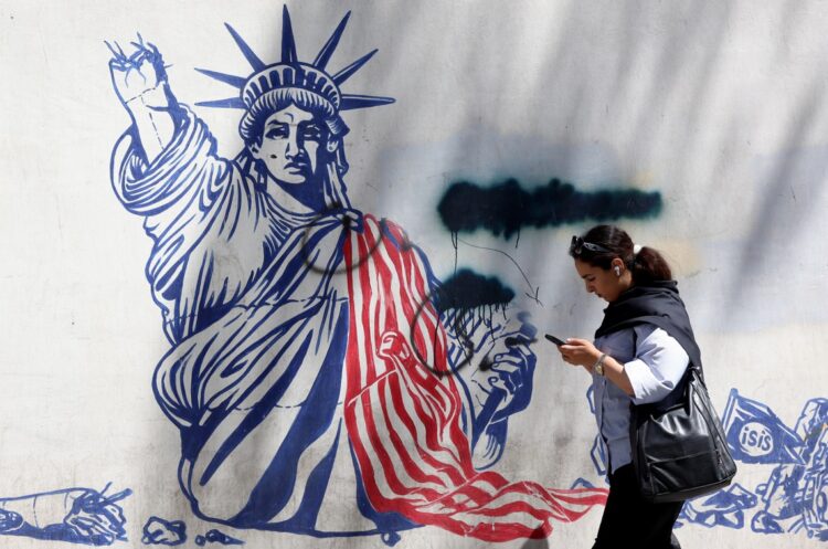 Una mujer camina por Teherán. Foto: ABEDIN TAHERKENAREH/EFE/EPA.