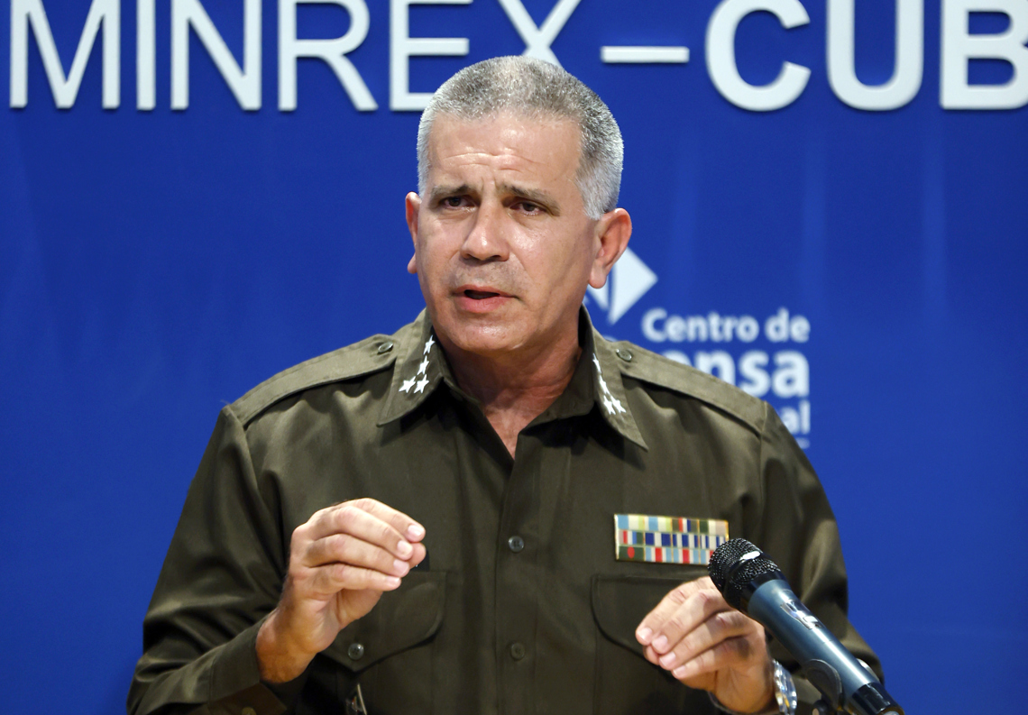 El jefe de Identificación, Inmigración y Extranjería del Ministerio de Interior, (Minint), el primer coronel Mario Méndez, habla durante una rueda de prensa en La Habana, el 5 de mayo de 2026. Foto: Ernesto Mastrascusa / EFE.