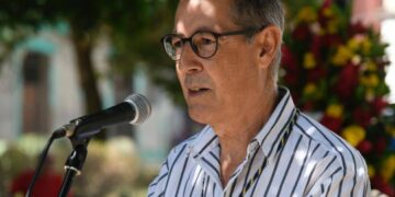 Jorge Fornet durante un homenaje a Miguel de Cervantes en el Centro Histórico de La Habana. Foto: Oficina del Historiador de la Ciudad de La Habana/Facebook.