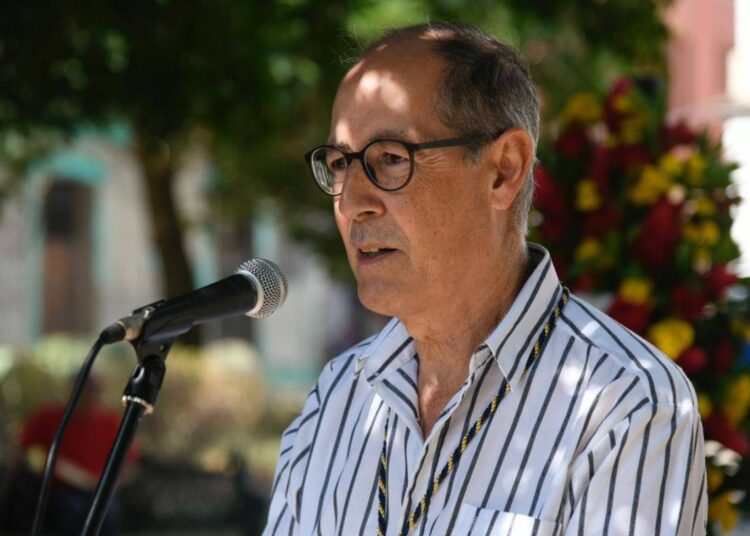 Jorge Fornet durante un homenaje a Miguel de Cervantes en el Centro Histórico de La Habana. Foto: Oficina del Historiador de la Ciudad de La Habana/Facebook.