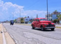 Vehículos transitan en una calle de La Habana. Foto:  Ernesto Mastrascusa/EFE.