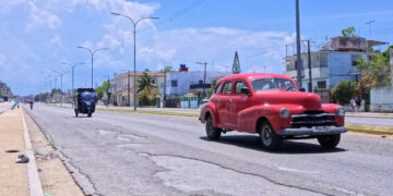 Vehículos transitan en una calle de La Habana. Foto:  Ernesto Mastrascusa/EFE.