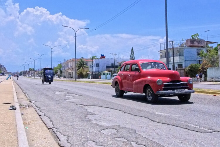 Vehículos transitan en una calle de La Habana. Foto: Ernesto Mastrascusa/EFE.