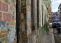 Una persona camina frente a una casa con carteles y propaganda política en su fachada, en la Habana. Foto:  Ernesto Mastrascusa/EFE.
