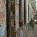 Una persona camina frente a una casa con carteles y propaganda política en su fachada, en la Habana. Foto: Ernesto Mastrascusa/EFE.