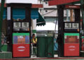 Una persona observa un celular mientras espera clientes en una gasolinera este viernes, en La Habana (Cuba). Foto:  Ernesto Mastrascusa/EFE.