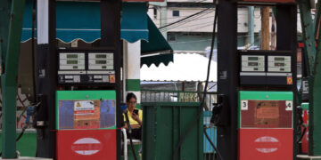 Una persona observa un celular mientras espera clientes en una gasolinera este viernes, en La Habana (Cuba). Foto:  Ernesto Mastrascusa/EFE.