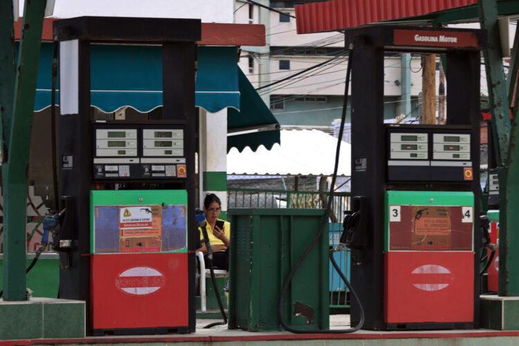 Una persona observa un celular mientras espera clientes en una gasolinera este viernes, en La Habana (Cuba). Foto:  Ernesto Mastrascusa/EFE.