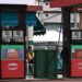 Una persona observa un celular mientras espera clientes en una gasolinera este viernes, en La Habana (Cuba). Foto:  Ernesto Mastrascusa/EFE.