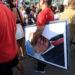 Una persona sostiene una imagen del presidente de Cuba, Miguel Diaz- Canel, durante la conmemoración del Día Internacional del Trabajo, en La Habana. Foto: Ernesto Mastrascusa /EFE.