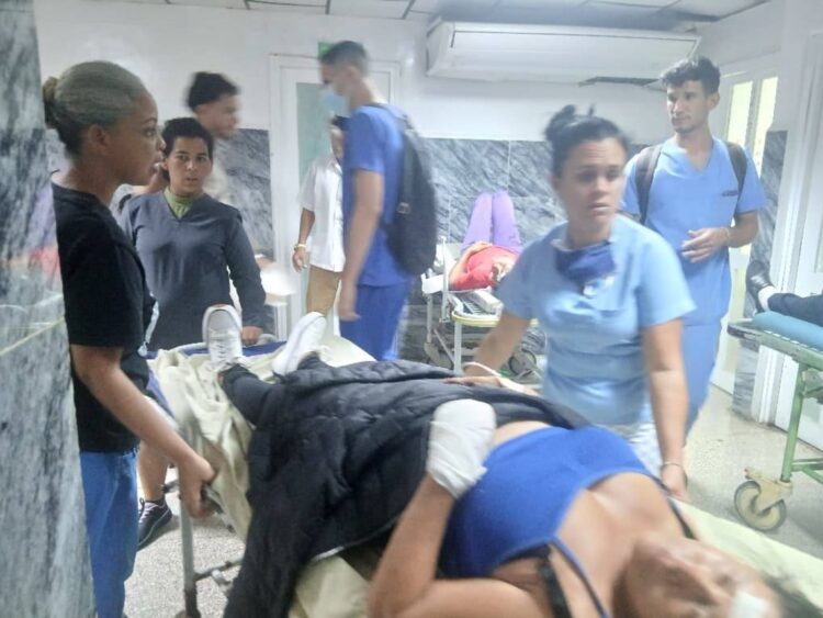 Atención a lesionados en un accidente masivo ocurrido en un tramo de la Autopista Nacional, en Cienfuegos, el 3 de mayo de 2026. Foto: Tomada del perfil en Facebook del telecentro Perlavisión.