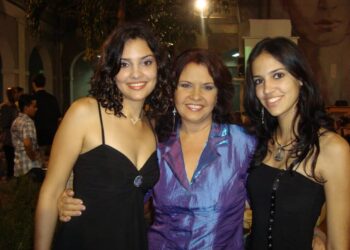 Nancy González junto a sus dos hijas. Foto: Cortesía de la actriz.