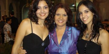 Nancy González junto a sus dos hijas. Foto: Cortesía de la actriz.