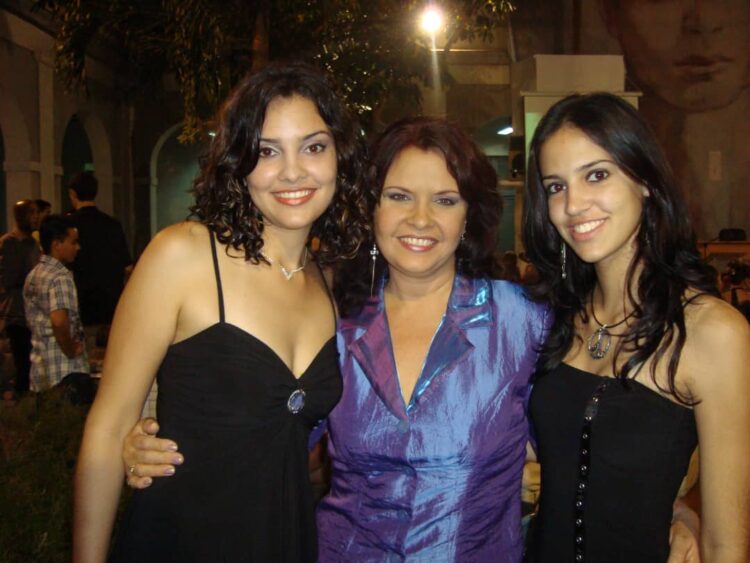 Nancy González junto a sus dos hijas. Foto: Cortesía de la actriz.
