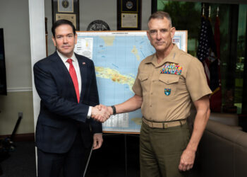 El comandante al mando, el general Francis L. Donovan (d), saludando al secretario de Estado, Marco Rubio. Foto: Christopher Bermudez/ SOUTHCOM/EFE.