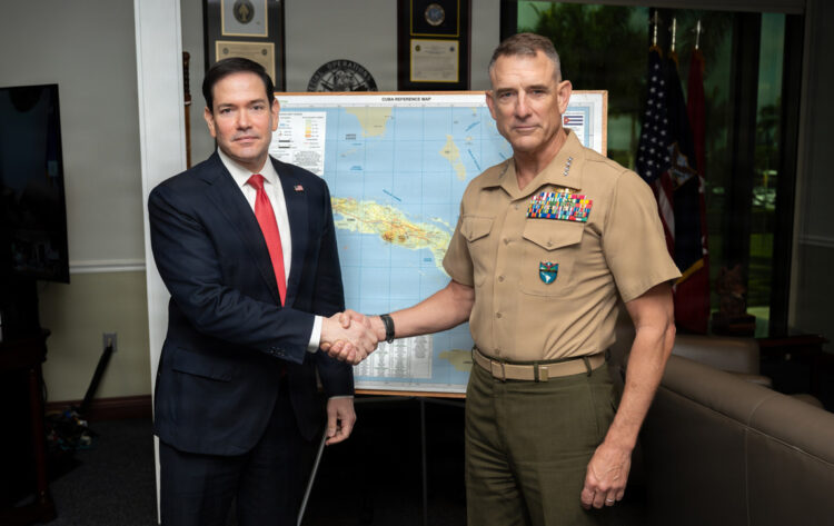 El comandante al mando, el general Francis L. Donovan (d), saludando al secretario de Estado, Marco Rubio. Foto: Christopher Bermudez/ SOUTHCOM/EFE.
