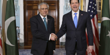 Rubio se reunió con el viceprimer ministro y ministro de Asuntos Exteriores de Pakistán, Ishaq Dar, mediador en las negociaciones con Irán, antes de que el presidente estadounidense, Donald Trump, tome su decisión sobre el acuerdo con Teherán. Foto: Lenin Nolly/EFE.
