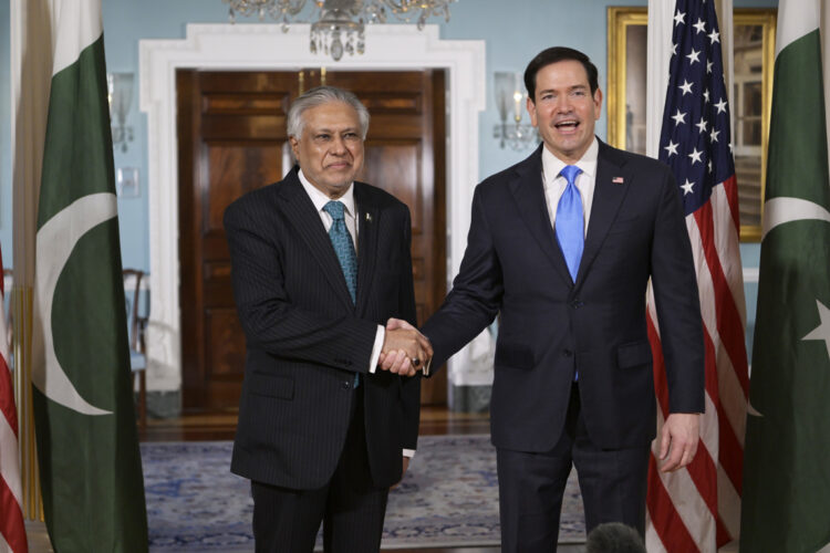 Rubio se reunió con el viceprimer ministro y ministro de Asuntos Exteriores de Pakistán, Ishaq Dar, mediador en las negociaciones con Irán, antes de que el presidente estadounidense, Donald Trump, tome su decisión sobre el acuerdo con Teherán. Foto: Lenin Nolly/EFE.