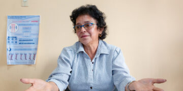 La doctora cubana Cristina Benítez, hablando durante una entrevista con EFE en Chaguanas. Foto:  Andrea De Silva/EFE.
