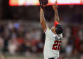 Raisel Iglesias celebra una victoria con los Bravos. Foto: Braves Journal/Archivo