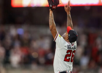 Raisel Iglesias celebra una victoria con los Bravos. Foto: Braves Journal/Archivo