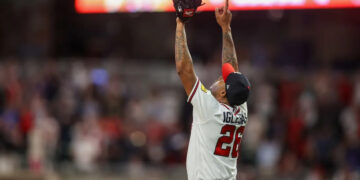 Raisel Iglesias celebra una victoria con los Bravos. Foto: Braves Journal/Archivo