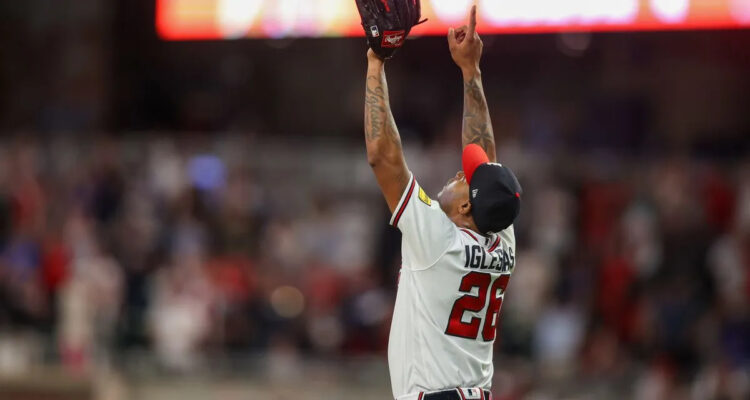 Raisel Iglesias celebra una victoria con los Bravos. Foto: Braves Journal/Archivo