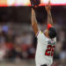Raisel Iglesias celebra una victoria con los Bravos. Foto: Braves Journal/Archivo
