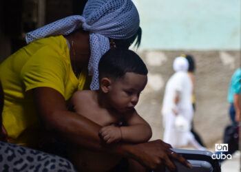 Una mujer sostiene entre sus brazos a un niño, durante un apagón en La Habana. Foto: Otmaro Rodríguez.