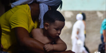 Una mujer sostiene entre sus brazos a un niño, durante un apagón en La Habana. Foto: Otmaro Rodríguez.