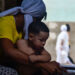 Una mujer sostiene entre sus brazos a un niño, durante un apagón en La Habana. Foto: Otmaro Rodríguez.