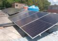 Paneles solares montados en el techo de una vivienda en Cuba. Foto: Tomada del perfil de Facebook de la mipyme Renova SURL.
