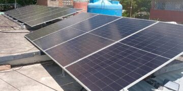 Paneles solares montados en el techo de una vivienda en Cuba. Foto: Tomada del perfil de Facebook de la mipyme Renova SURL.