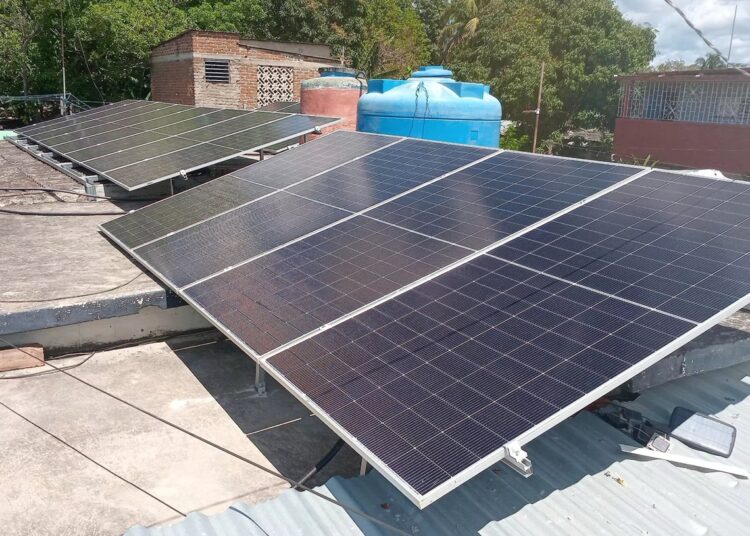 Paneles solares montados en el techo de una vivienda en Cuba. Foto: Tomada del perfil de Facebook de la mipyme Renova SURL.