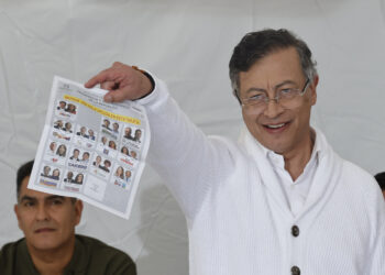 Petro muestra el tarjetón electoral este domingo en Bogotá. Foto: Mauricio Dueñas Castañeda/EFE