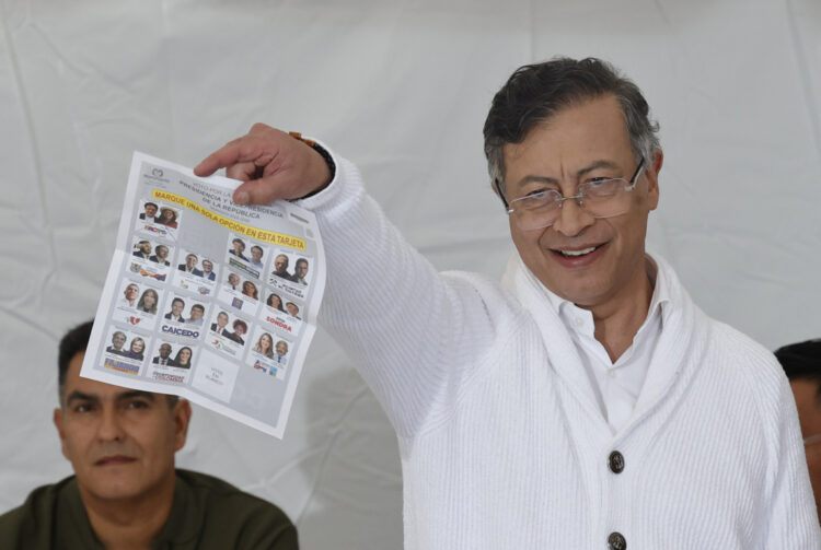 Petro muestra el tarjetón electoral este domingo en Bogotá. Foto: Mauricio Dueñas Castañeda/EFE