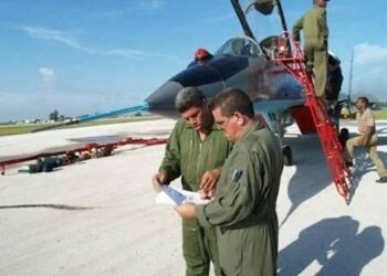 El piloto cubano Raúl González-Pardo Rodríguez (izq.), condenado a siete meses de prisión en EE.UU. y acusado junto con Raúl Castro por el derribo de de dos aviones de Hermanos al Rescate. Foto: Tomada del perfil de las redes sociales.