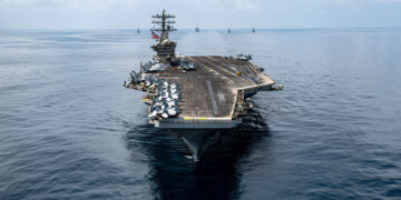 Fotografía cedida por el Comando Sur de EE.UU que muestra el portaaviones USS Nimitz (CVN 68) y el destructor de misiles guiados USS Gridley. Foto: Comando Sur de EE.UU / EFE.