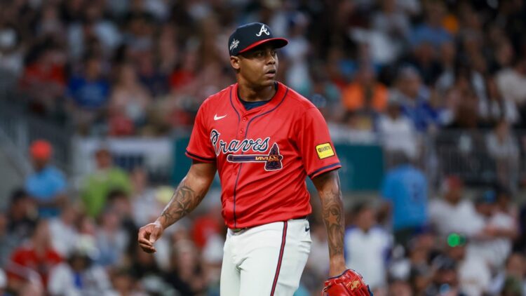 Raisel Iglesias con los Bravos de Atlanta. Foto: Jason Getz/AJC