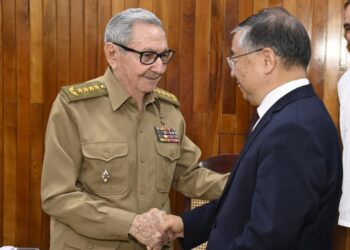 Imagen de archivo del encuentro en La Habana entre el expresidente cubano Raúl Castro (i) y Li Shulei, jefe del Departamento de Propaganda del Comité Central del Partido Comunista de China, en octubre de 2024. Foto: Granma / Archivo.