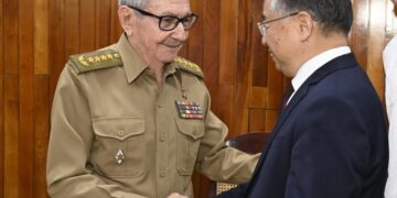Imagen de archivo del encuentro en La Habana entre el expresidente cubano Raúl Castro (i) y Li Shulei, jefe del Departamento de Propaganda del Comité Central del Partido Comunista de China, en octubre de 2024. Foto: Granma / Archivo.