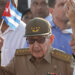 Raúl Castro sosteniendo una bandera de Cuba durante la conmemoración del Día Internacional del Trabajo en La Habana. Foto:  Ernesto Mastrascusa/EFE.