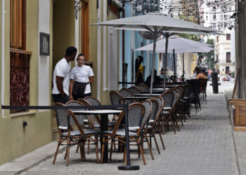 Restaurante privado en la Habana Vieja, en medio de la crisis económica y del turismo reforzada por el bloqueo petrolero de EE.UU a Cuba. Foto: Ernesto Mastrascusa / EFE.
