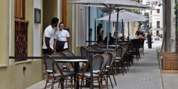 Restaurante privado en la Habana Vieja, en medio de la crisis económica y del turismo reforzada por el bloqueo petrolero de EE.UU a Cuba. Foto: Ernesto Mastrascusa / EFE.