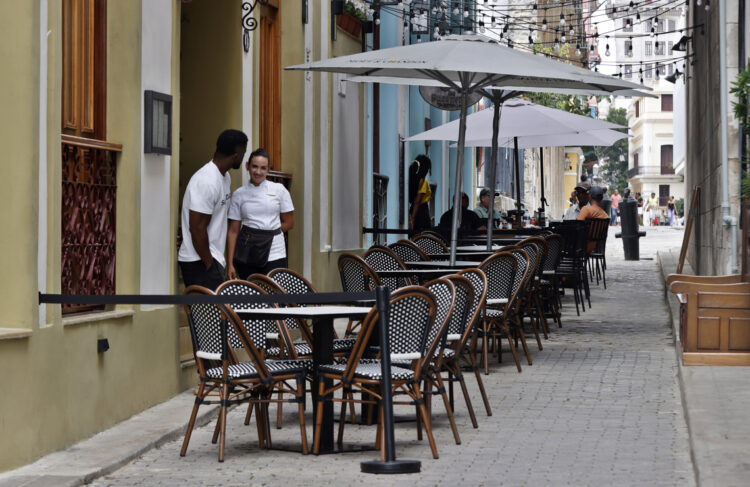 Restaurante privado en la Habana Vieja, en medio de la crisis económica y del turismo reforzada por el bloqueo petrolero de EE.UU a Cuba. Foto: Ernesto Mastrascusa / EFE.