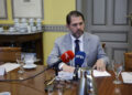 El senador demócrata por Arizona, Estados Unidos, Rubén Gallego, ofrece declaraciones a la prensa durante un encuentro en Madrid, el 29 de mayo de 2026. Foto: Zipi / EFE.